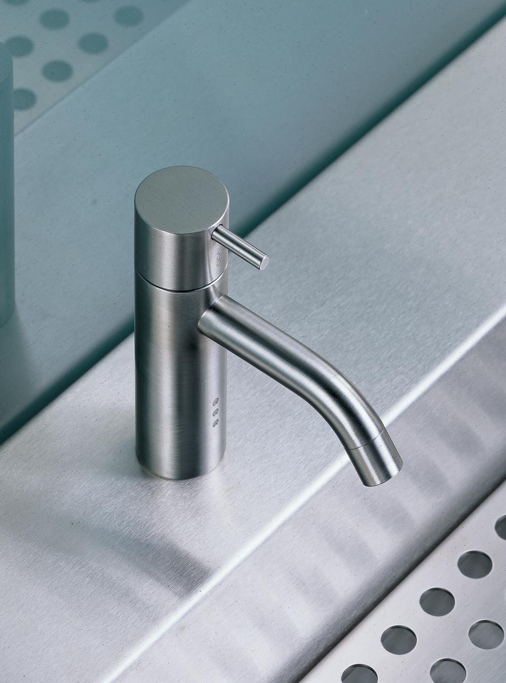HV1EN2: Washbasin mixer with on-off sensor for ‘hands free’ operation, with peg on temperature control ha...