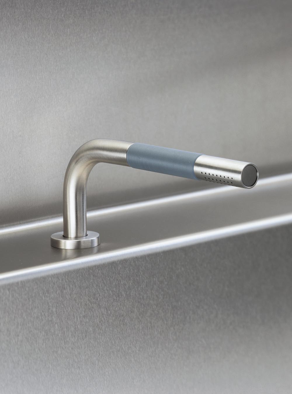 T1: Deck mounted pull out hand shower, with hose.Work top: Max. 45 mm.Hole cut out size: 30 mm.